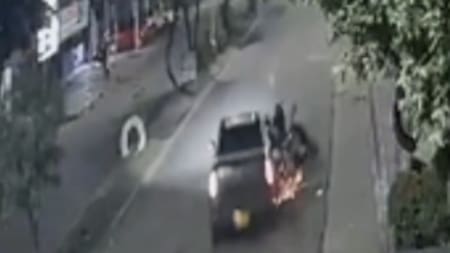 Conductor arrolló a dos mujeres en moto y huyó sin auxiliarlas en Santander: quedó en video