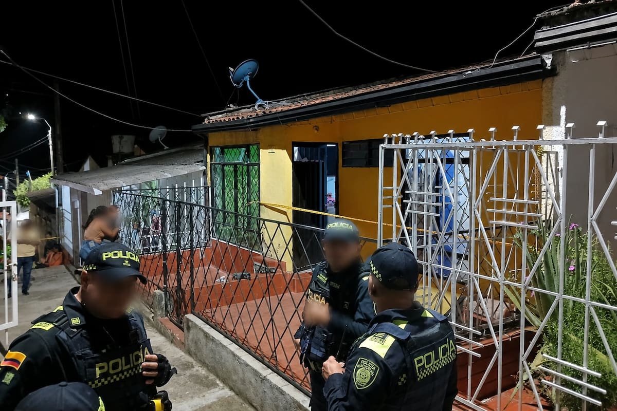 Las autoridades atendieron el hallazgo de una mujer sin vida en el barrio Las Colinas, en Piedecuesta.
Fotografía: Suministrada Piedecuestanos/VANGUARDIA.