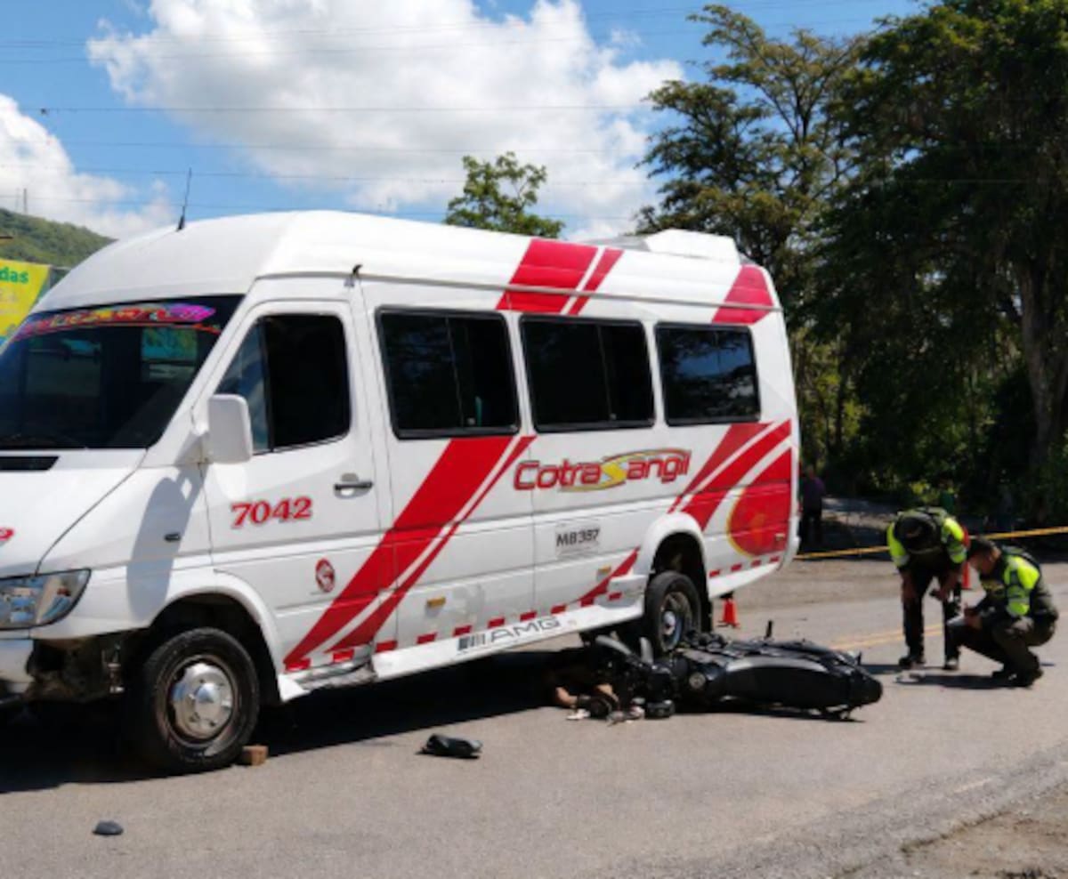 Las autoridades de Tránsito y Transporte adelantaron la inspección del lugar para establecer las causas del accidente.