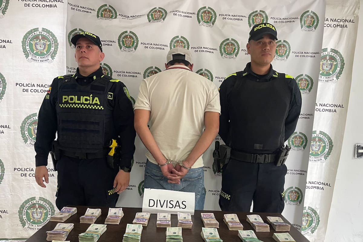 Las autoridades encontraron un maletín con los billetes y dos teléfonos móviles de alta gama durante la revisión del vehículo.