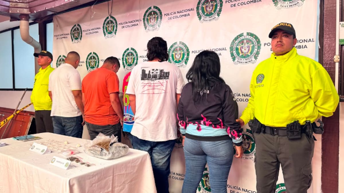 Las autoridades incautaron marihuana, base de coca y cinco teléfonos celulares.