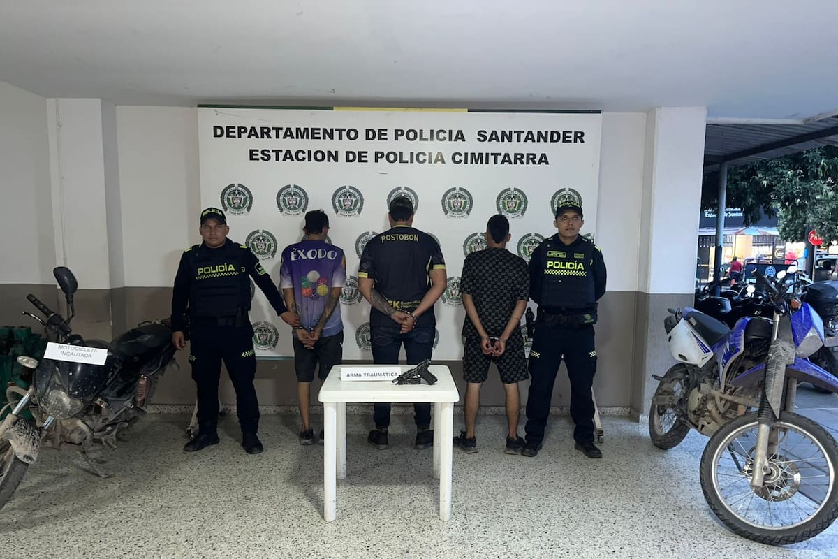 Las autoridades incautaron una pistola traumática y munición durante el procedimiento.
