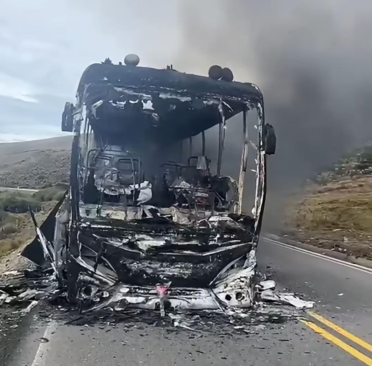 Las autoridades investigan la posible participación del Eln en la incineración del bus de servicio público en carreteras de Santander.