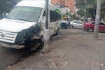 Dos heridos dejó fuerte choque entre una buseta y un Renault 9 en Bucaramanga
