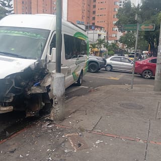 Dos heridos dejó fuerte choque entre una buseta y un Renault 9 en Bucaramanga