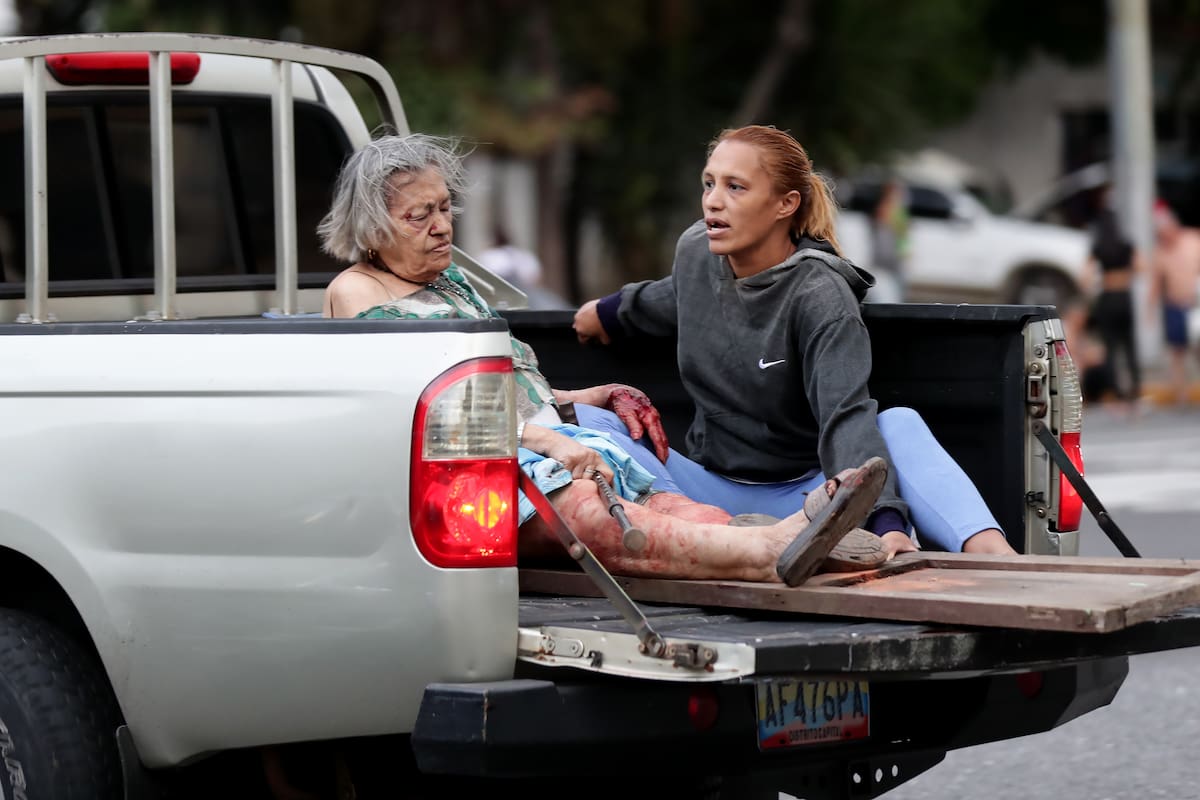 Una mujer herida es transportada en un vehículo este miércoles, luego de dos fuertes terremotos que sacudieron el Caribe venezolano en Caracas (Venezuela). EFE/ Ronald Peña R