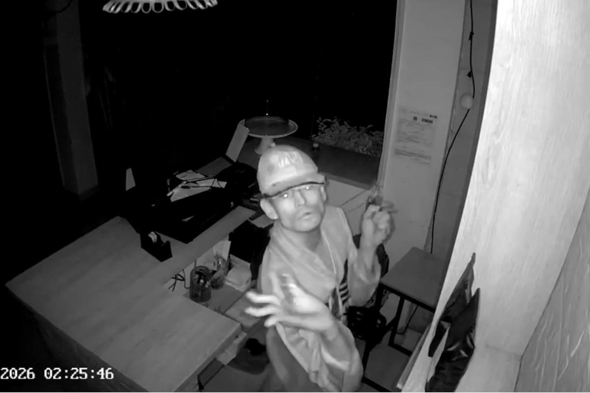 Las cámaras de seguridad captaron el momento en que el presunto delincuente ingresó al restaurante para cometer el hurto.