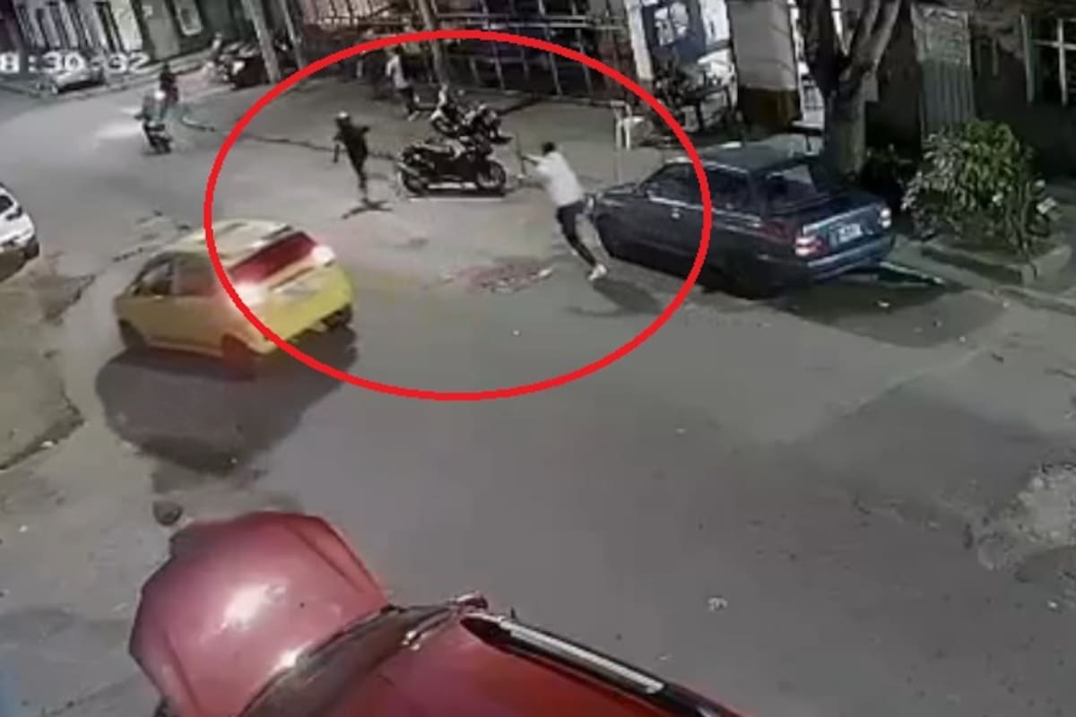 Las cámaras de seguridad captaron el momento en que el señalado delincuente intentó huir tras el presunto robo en el barrio San Francisco.
Video suministrado El Avispero Bucaramanga.