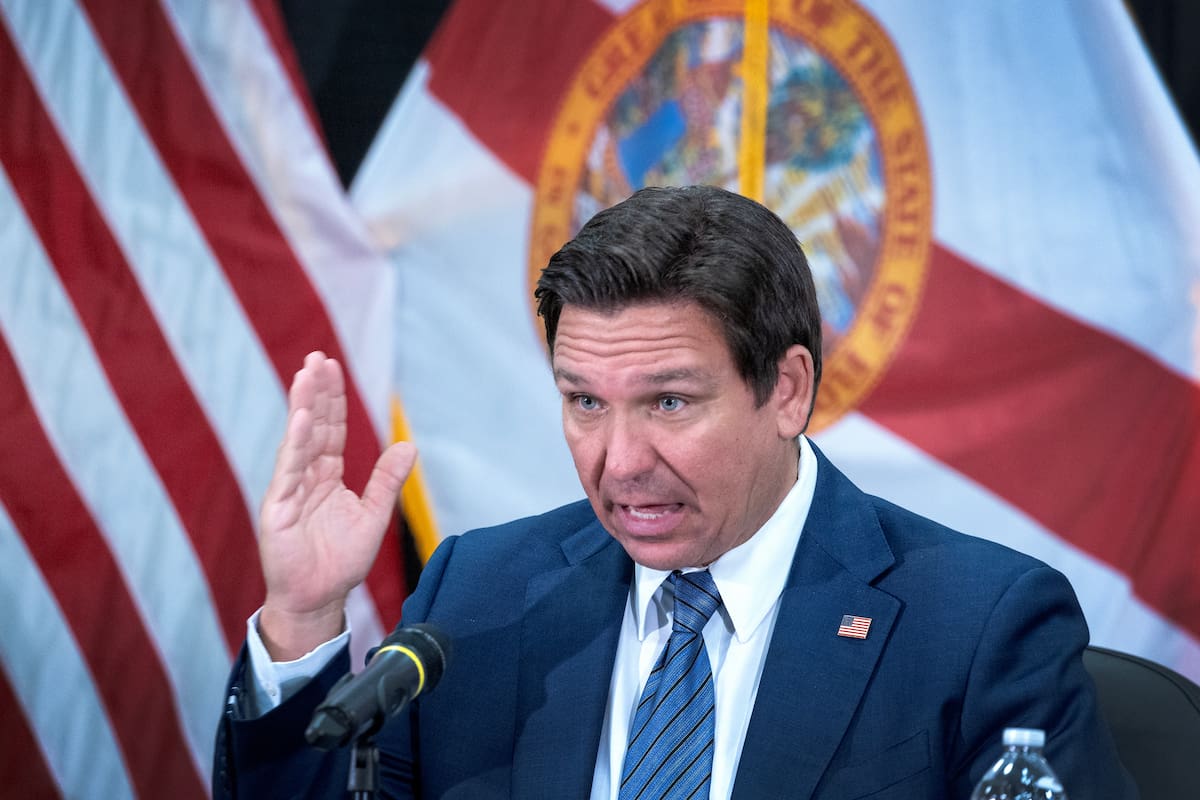 Fotografía de archivo del 28 de enero del 2025 del gobernador de Florida, Ron DeSantis, durante una mesa redonda sobre inmigración en el Centro de Entrenamiento de la Oficina del Sheriff del Condado de Palm Beach (Estados Unidos). EFE / VANGUARDIA