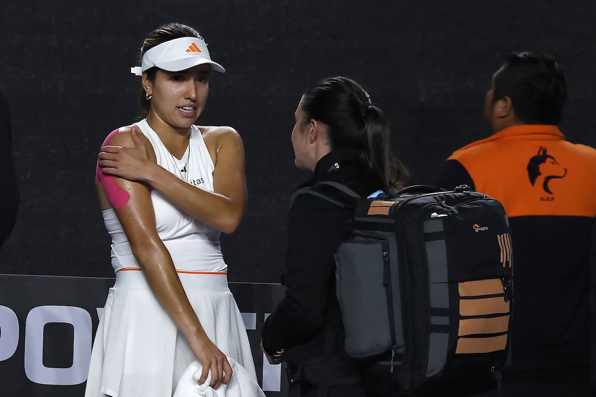 La tenista colombiana Camila Osorio (i) se retira por una lesión en el hombro frente a la británica Katie Moulter en un partido del Mérida Open en Yucatán (México). EFE/Lorenzo Hernández