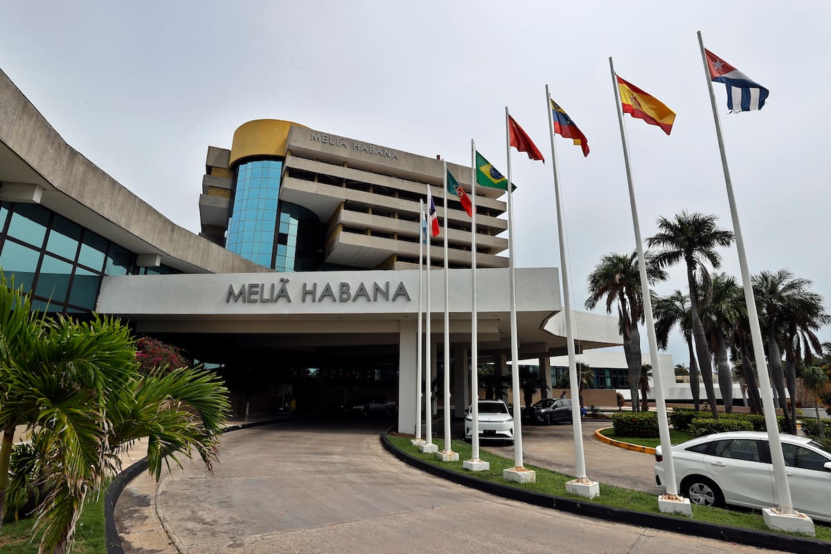 Fotografía que muestra la fachada de un edificio de la cadena hotelera española Meliá este miércoles, en La Habana (Cuba). La salida parcial de Cuba de la hotelera española Meliá, la mayor operadora extranjera en el sector, es el cuarto anuncio de este tipo en apenas una semana tras las decisiones de la también española Iberostar, la canadiense Blue Diamond y la indonesia Archipelago International. EFE/ Ernesto Mastrascusa