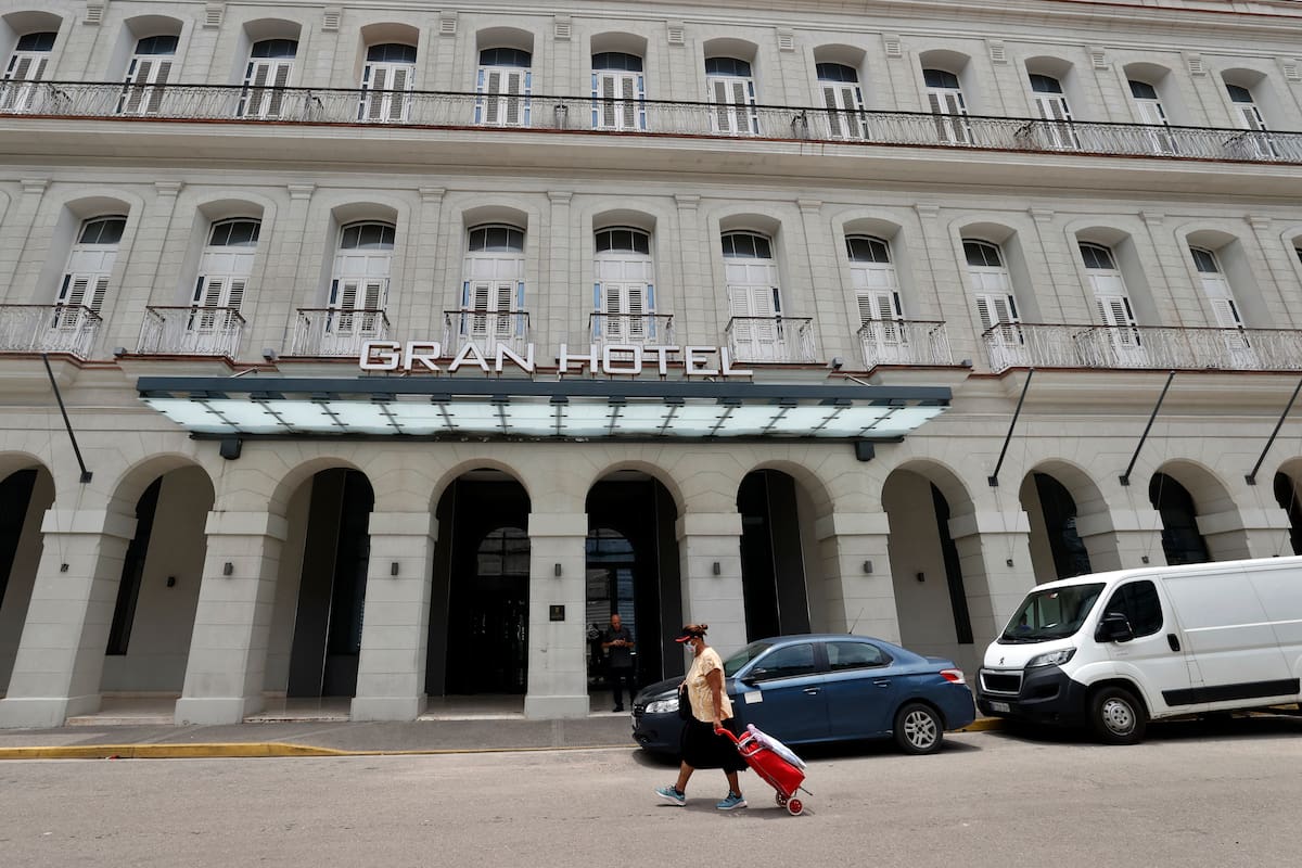 Una mujer camina frente a un hotel este miércoles, en La Habana (Cuba). La salida parcial de Cuba de la hotelera española Meliá, la mayor operadora extranjera en el sector, es el cuarto anuncio de este tipo en apenas una semana tras las decisiones de la también española Iberostar, la canadiense Blue Diamond y la indonesia Archipelago International. EFE/ Ernesto Mastrascusa