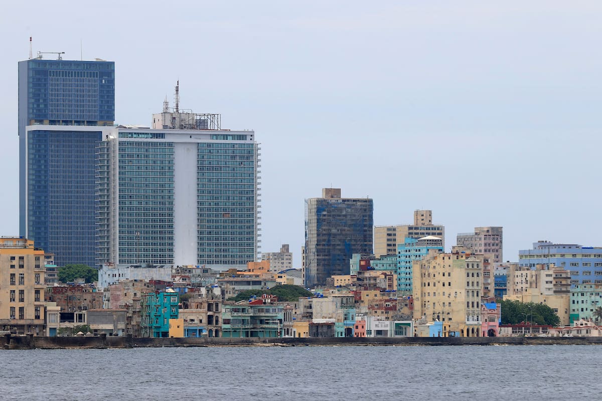 Fotografía que muestra edificios este miércoles, en La Habana (Cuba). La salida parcial de Cuba de la hotelera española Meliá, la mayor operadora extranjera en el sector, es el cuarto anuncio de este tipo en apenas una semana tras las decisiones de la también española Iberostar, la canadiense Blue Diamond y la indonesia Archipelago International. EFE/ Ernesto Mastrascusa