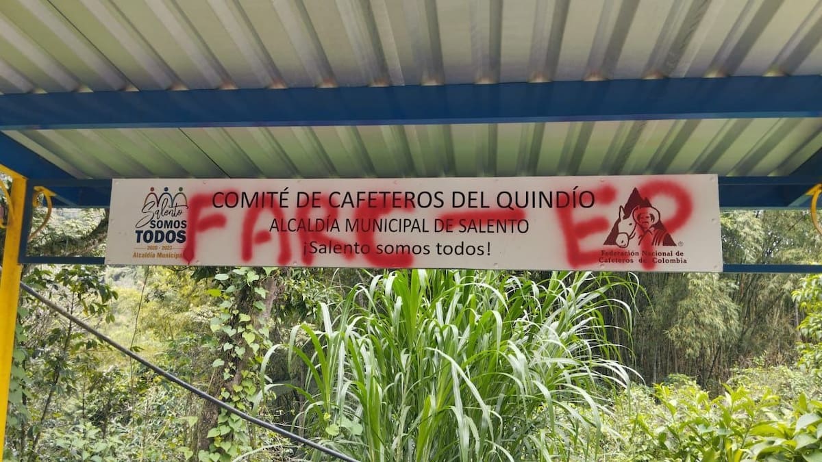 Las disidencias de las Farc dejaron grafftti en Salento, Quindío. | Tomada de video