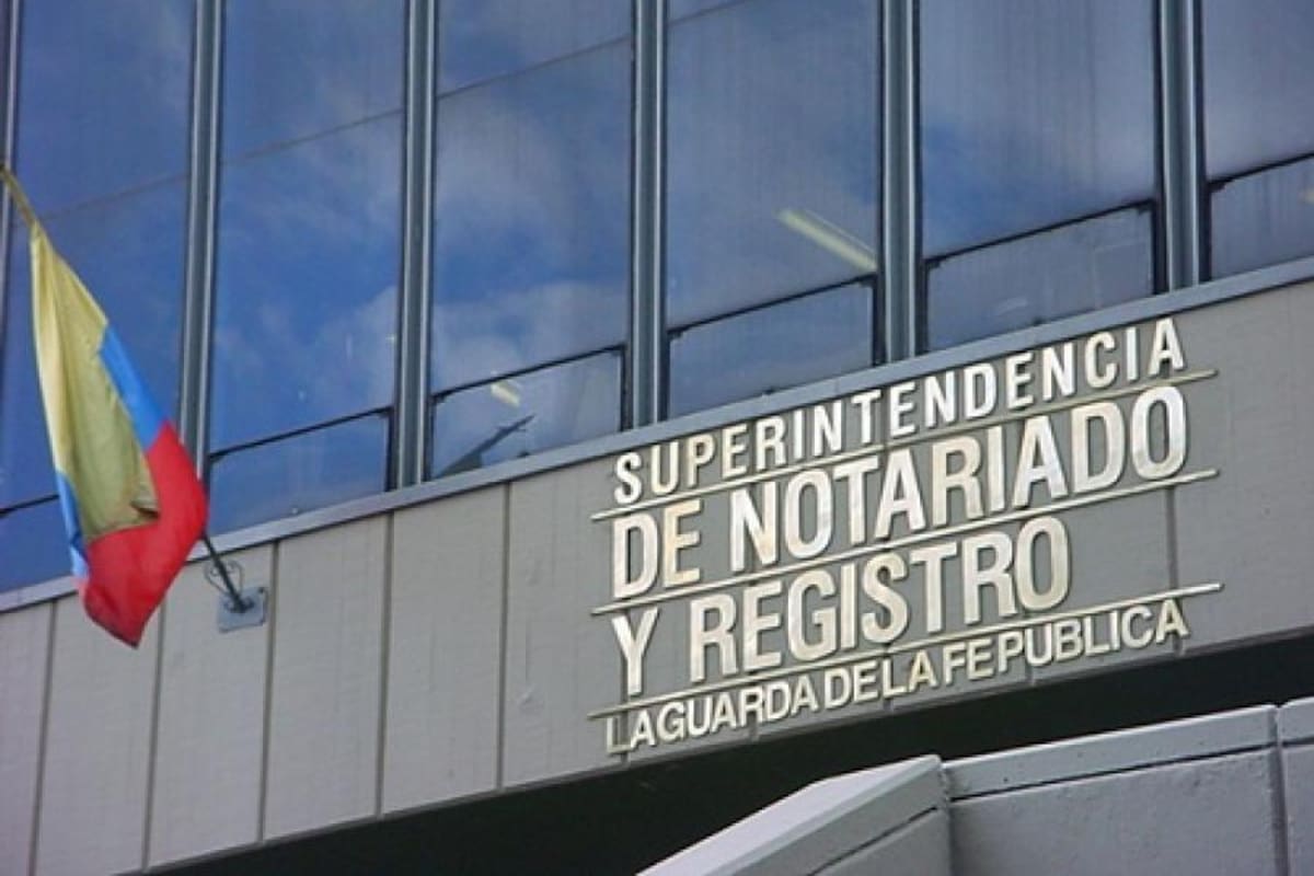 * El concurso para elegir notarios en propiedad en Colombia volvería a reactivarse tras siete meses de suspensión, pese a los cuestionamientos de la Procuraduría y la Contraloría y a las denuncias de presuntas irregularidades en el proceso. Mientras el Consejo Superior de Carrera Notarial insiste en avanzar con el cronograma, crecen las dudas sobre la legalidad y transparencia de la convocatoria.