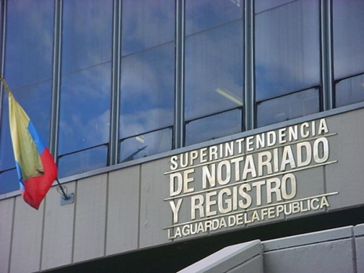 * El concurso para elegir notarios en propiedad en Colombia volvería a reactivarse tras siete meses de suspensión, pese a los cuestionamientos de la Procuraduría y la Contraloría y a las denuncias de presuntas irregularidades en el proceso. Mientras el Consejo Superior de Carrera Notarial insiste en avanzar con el cronograma, crecen las dudas sobre la legalidad y transparencia de la convocatoria.