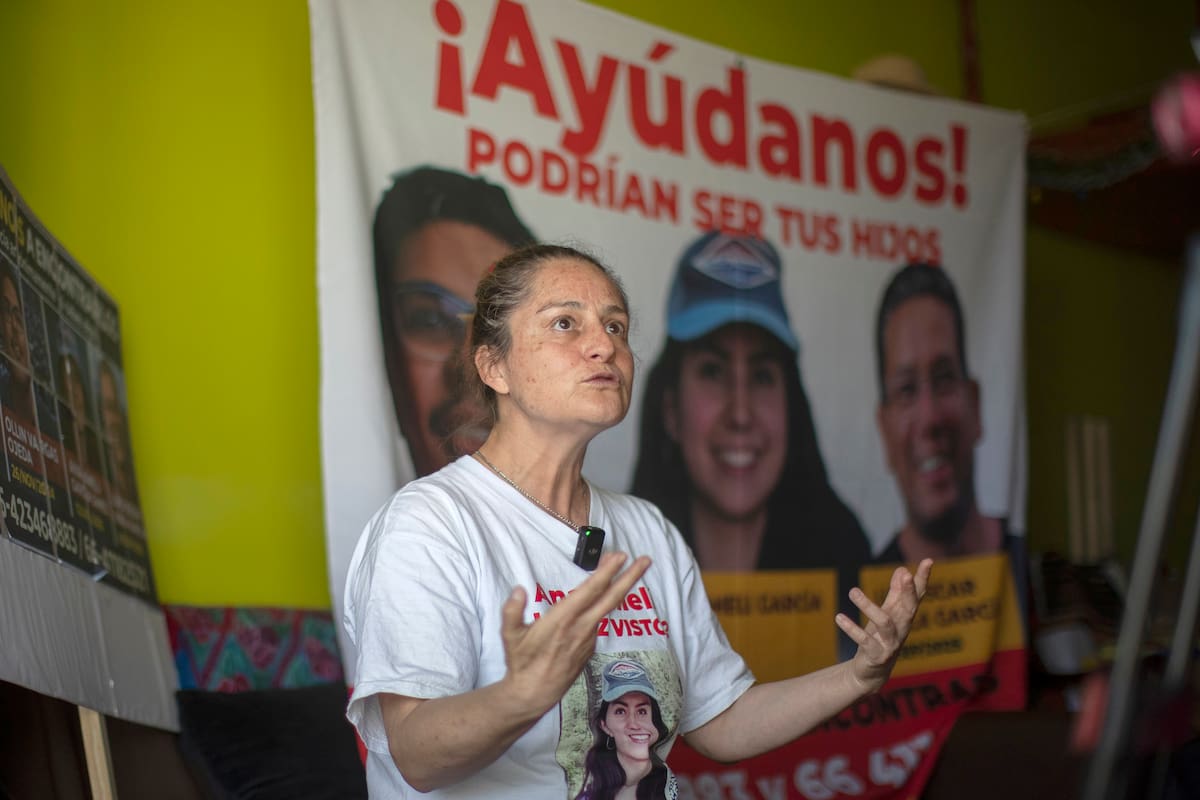MEX2178. CIUDAD DE MÉXICO (MÉXICO), 08/05/2026.- Vanessa Gamez, madre de Ana Ameli García Gamez, estudiante de la UNAM desaparecida en julio de 2025 en el Ajusco, habla durante una entrevista con EFE este jueves, en la Ciudad de México (México). En medio de los preparativos para el Mundial 2026 en la Ciudad de México, familias de personas desaparecidas también alistan protestas para visibilizar una crisis nacional que acusan ignorada, en la misma donde se consolidó la carrera política de la presidenta de México, Claudia Sheinbaum. EFE/Isaac Esquivel