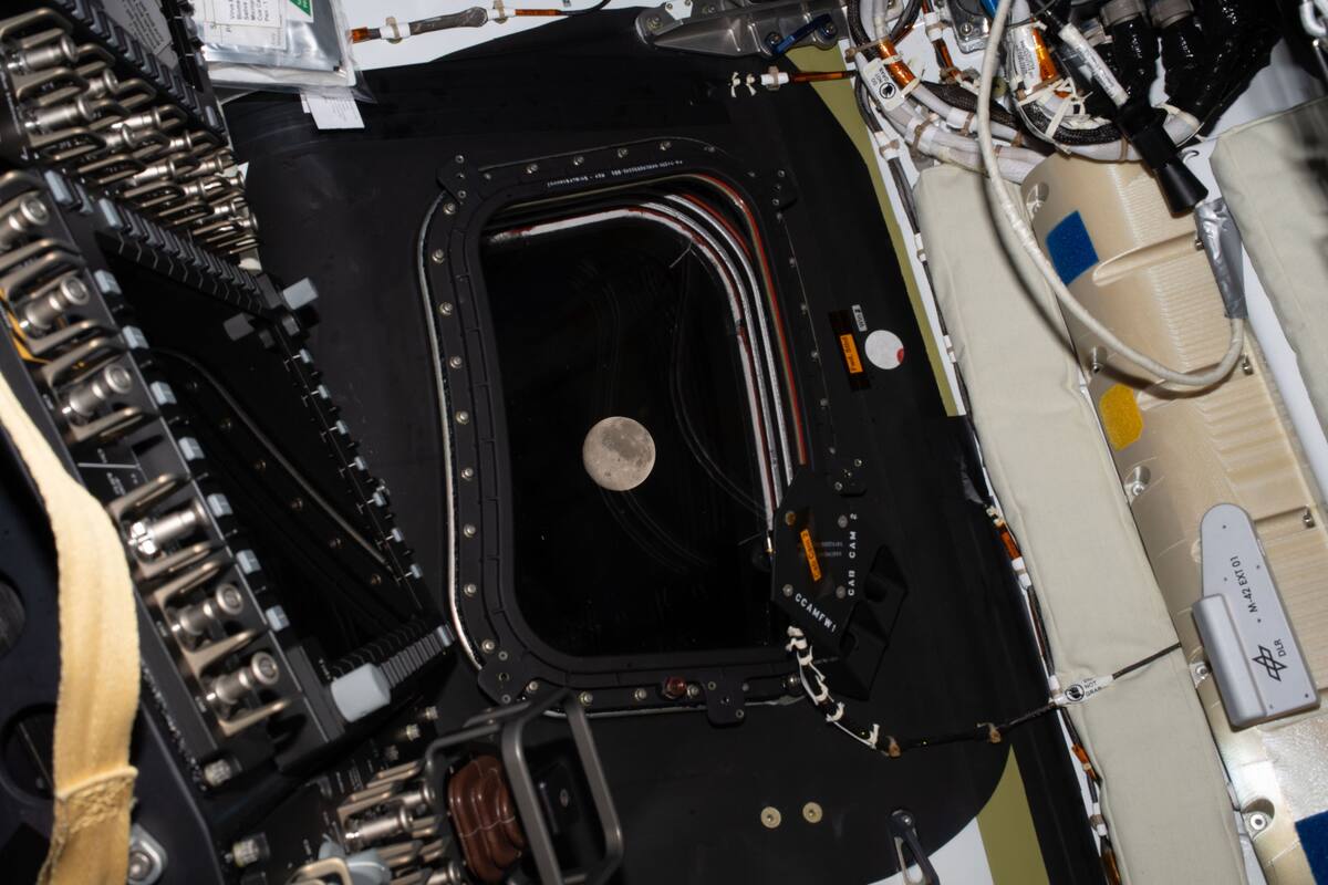 Imagen difundida por la NASA que muestra una vista de la Luna antes del sexto día de vuelo de la misión de Artemis II, que entra en su fase más importante este lunes, cuando los cuatro astronautas verán el lado más oculto de la Luna y superarán la distancia récord de más de 400.000 kilómetros en el espacio profundo desde la Tierra, lo que interrumpirá por un momento su comunicación con la NASA durante unos 40 minutos. EFE/ Nasa - SOLO USO EDITORIAL/SOLO DISPONIBLE PARA ILUSTRAR LA NOTICIA QUE ACOMPAÑA (CRÉDITO OBLIGATORIO) -