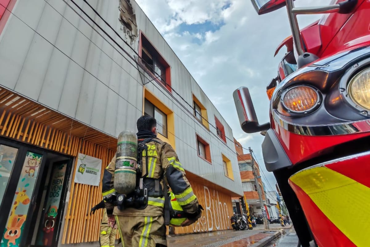 Las llamas y el humo generaron alarma entre las personas que se encontraban en el sector.
Fotografías: Marco Valencia/VANGUARDIA.