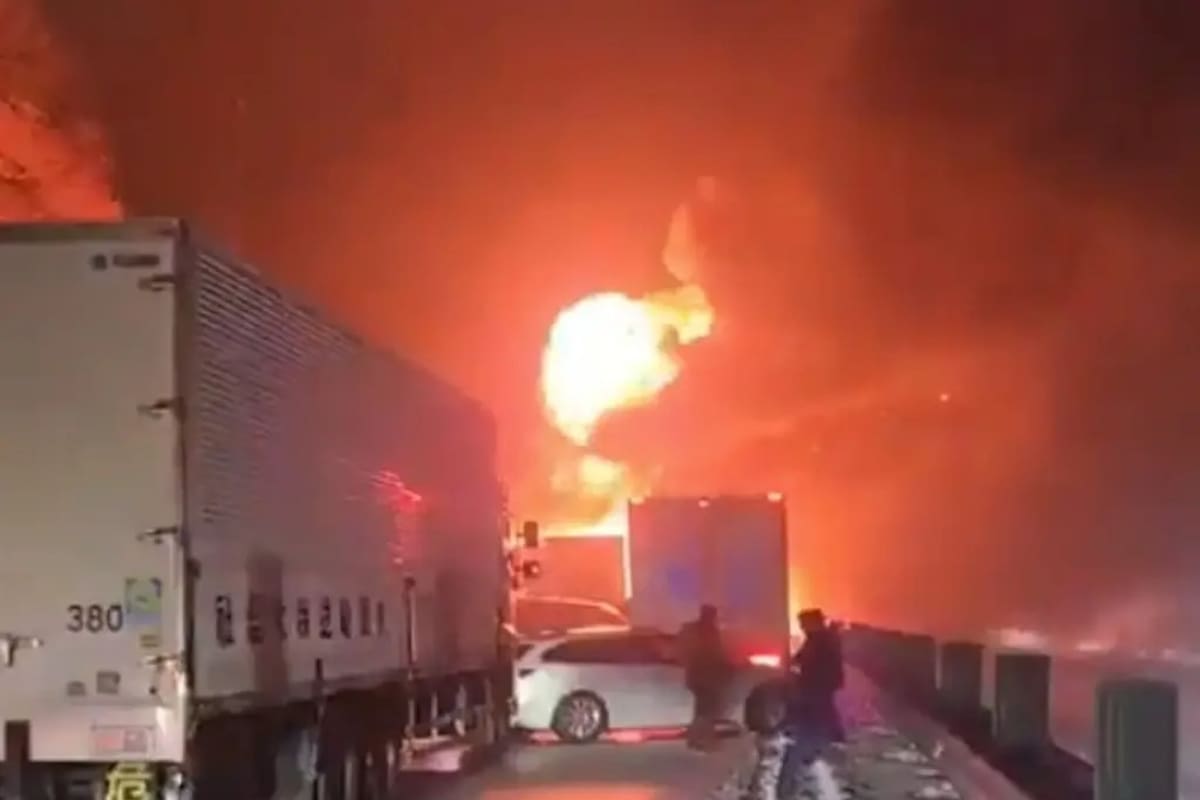 Las llamas y la densa columna de humo se elevaron tras la colisión múltiple que obligó al cierre total de la autopista