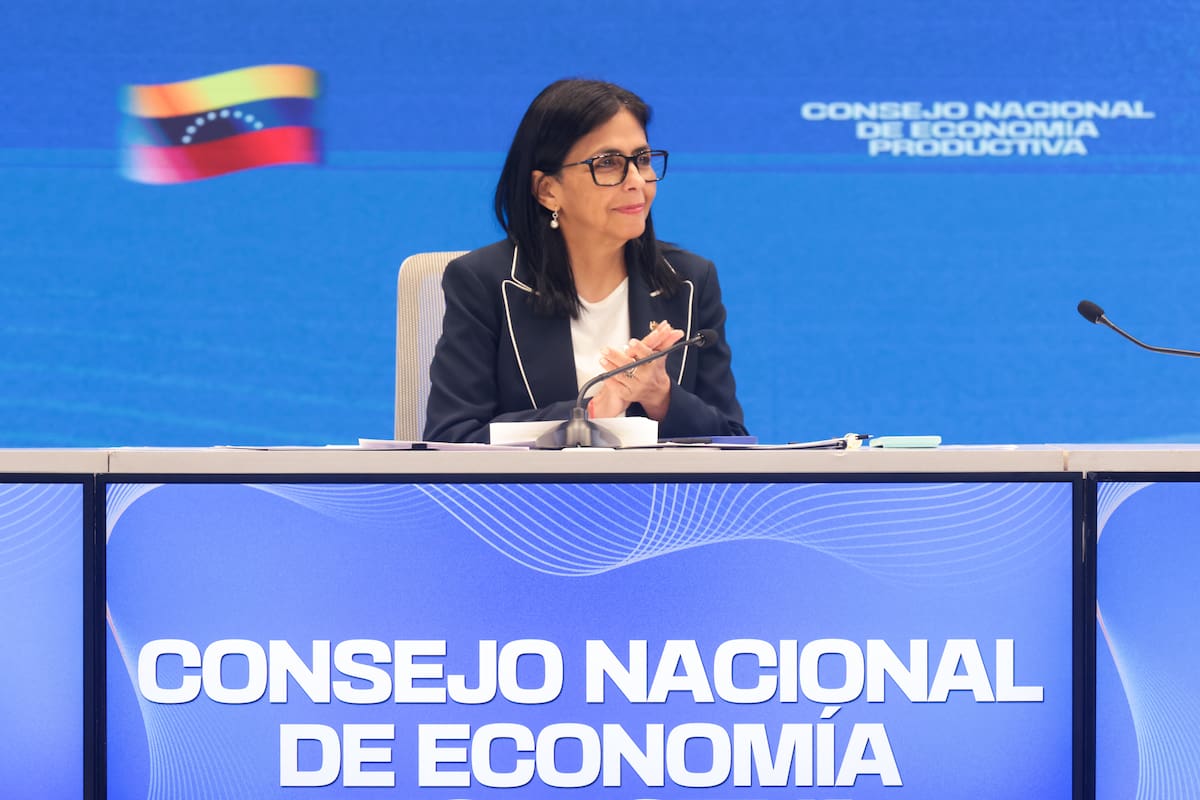 Fotografía cedida por el Palacio de Miraflores que muestra a la presidenta encargada de Venezuela, Delcy Rodríguez, hablando durante un acto de gobierno, en Caracas (Venezuela). EFE/ Palacio De Miraflores