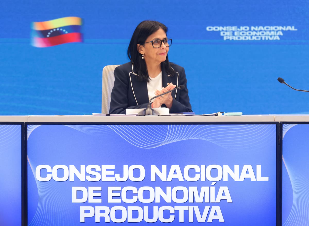 Fotografía cedida por el Palacio de Miraflores que muestra a la presidenta encargada de Venezuela, Delcy Rodríguez, hablando durante un acto de gobierno, en Caracas (Venezuela). EFE/ Palacio De Miraflores