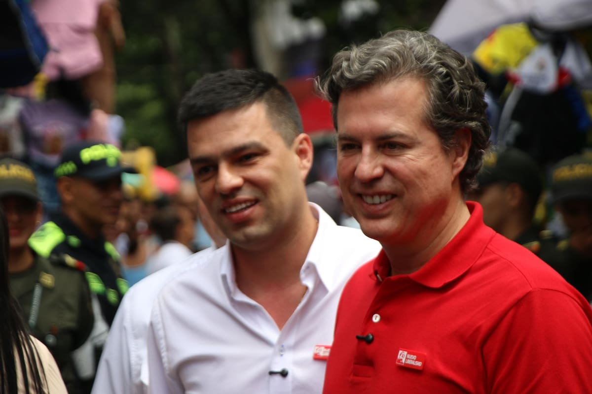 Juan Manuel Galán acompañó a Fabián Oviedo en su recorrido por Bucaramanga en la recta final de la campaña.