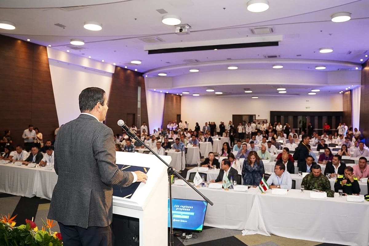 Gobernadores, alcaldes y congresistas durante el foro 'Las Regiones Proponen', realizado por la Federación Nacional de Departamentos en Bucaramanga.