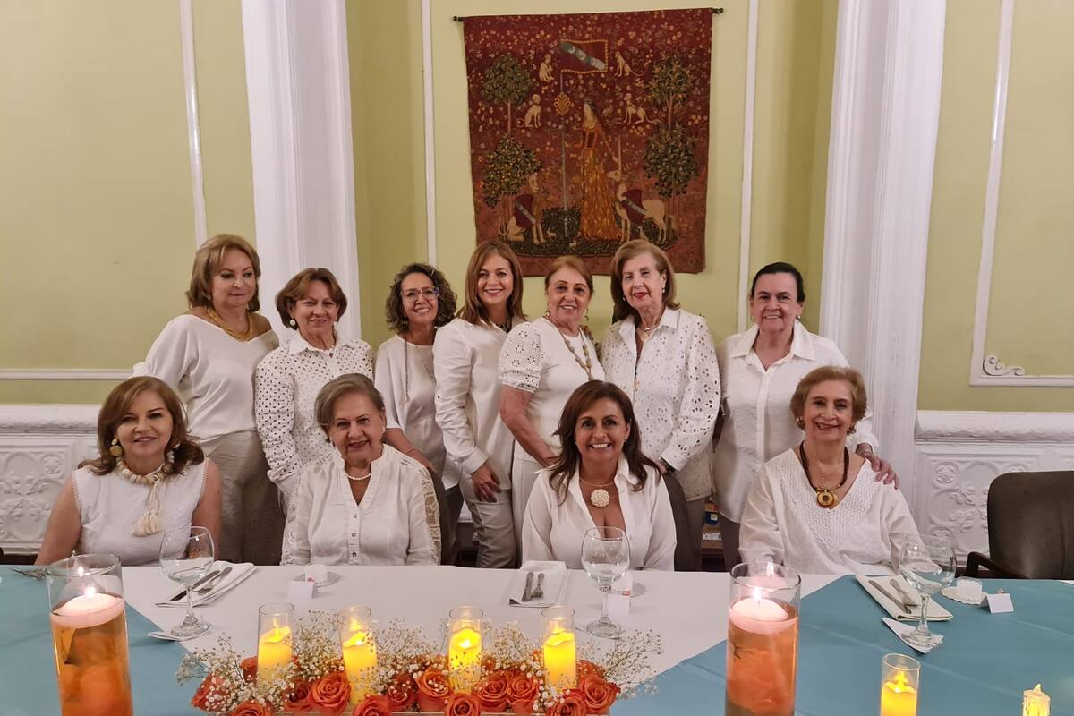 Lorena Castillo, Beatriz de Uribe, Gladys Rueda y Maruja Valenzuela de Téllez De pie de Izquierda a Derecha Rosalba Valenzuela , Elide de Porras ,Ruth Leonora Mojica , Yolanda Acevedo Silva , Myriam Lucia Ayala y Mireya Díaz de Lagos, Rosalba Valenzuela Elide de Porras, Ruth Leonora Mojica ,Yolanda Acevedo Silva, Inés Gómez Myriam Lucia Ayala y Mireya Díaz de Lagos.
Foto: Suministrada