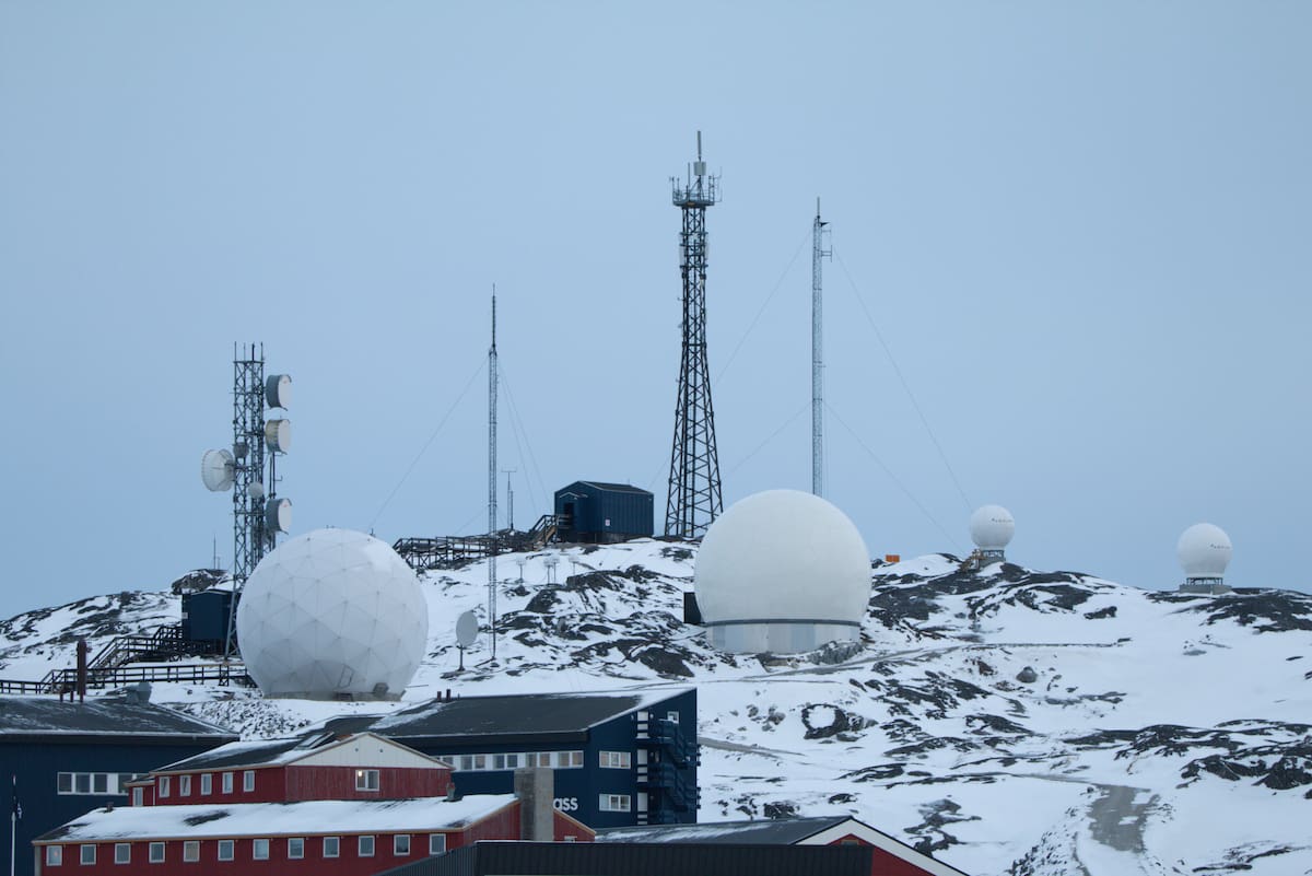 Fotografía que muestra antenas de telecomunicaciones de la empresa Tusass Hovedkontor este viernes, en Nuuk (Groenlandia). Gran parte del empeño de Donald Trump por hacerse con el control de Groenlandia es fruto de la enorme riqueza de recursos naturales de su subsuelo, desde petróleo hasta tierras raras, un término que designa a un conjunto de 17 elementos básicos para aplicaciones de alta tecnología. Además de, por supuesto, el oro, metal favorito del presidente estadounidense. EFE/ Julio César Rivas