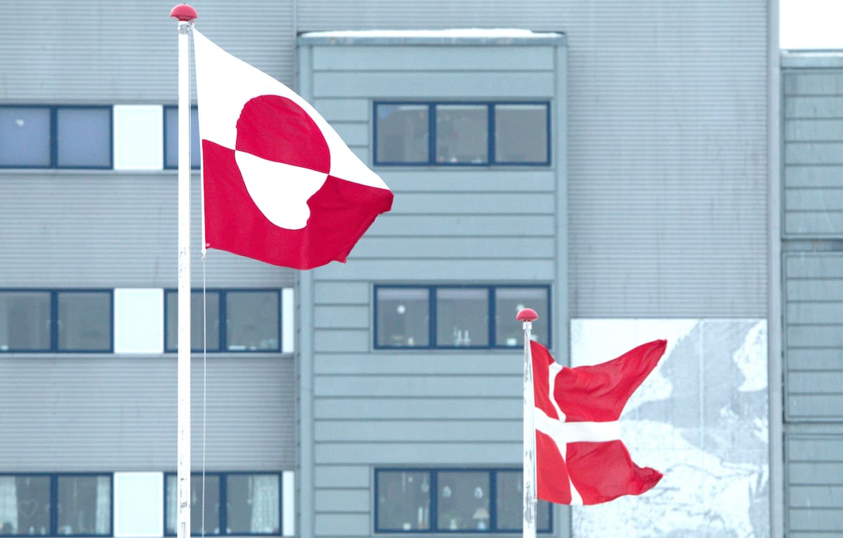 Fotografía que muestra las banderas de Groenlandia (i) y Dinamarca este viernes, en Nuuk (Groenlandia). EFE/ Julio César Rivas