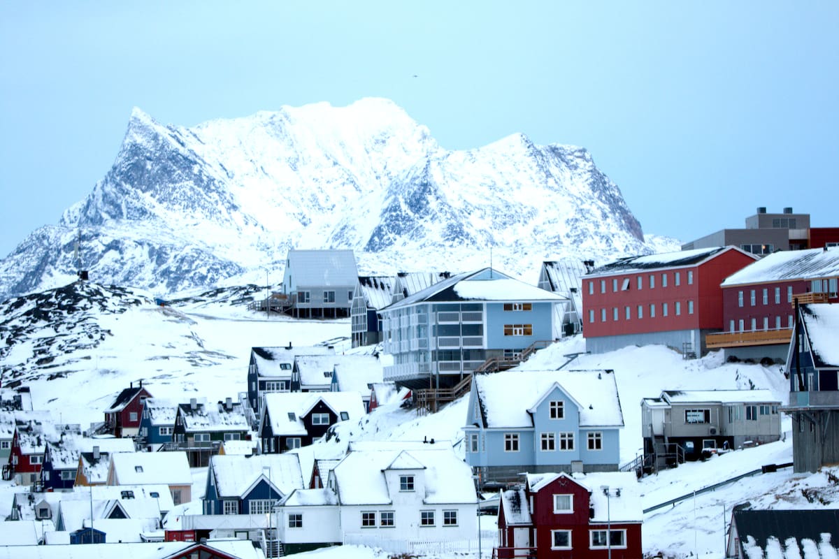 FOTODELDÍA AME5929. NUUK (GROENLANDIA), 16/01/2026.- Fotografía que muestra este viernes la ciudad de Nuuk (Groenlandia). Gran parte del empeño de Donald Trump por hacerse con el control de Groenlandia es fruto de la enorme riqueza de recursos naturales de su subsuelo, desde petróleo hasta tierras raras, un término que designa a un conjunto de 17 elementos básicos para aplicaciones de alta tecnología. Además de, por supuesto, el oro, metal favorito del presidente estadounidense. EFE/ Julio César Rivas
