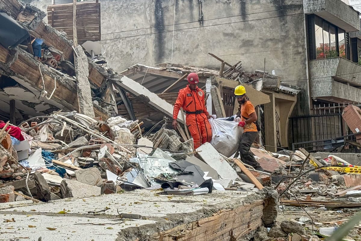 AME9467. CALI (COLOMBIA), 15/08/2026.- Fotografía que muestra una vivienda destruida este sábado en el barrio Cuarto de Legua, donde vivían las trillizas Saavedra. Dos de ellas murieron junto a sus padres tras el terremoto de magnitud 7,4 ocurrido el pasado lunes, en Cali (Colombia). EFE/Mario Baos