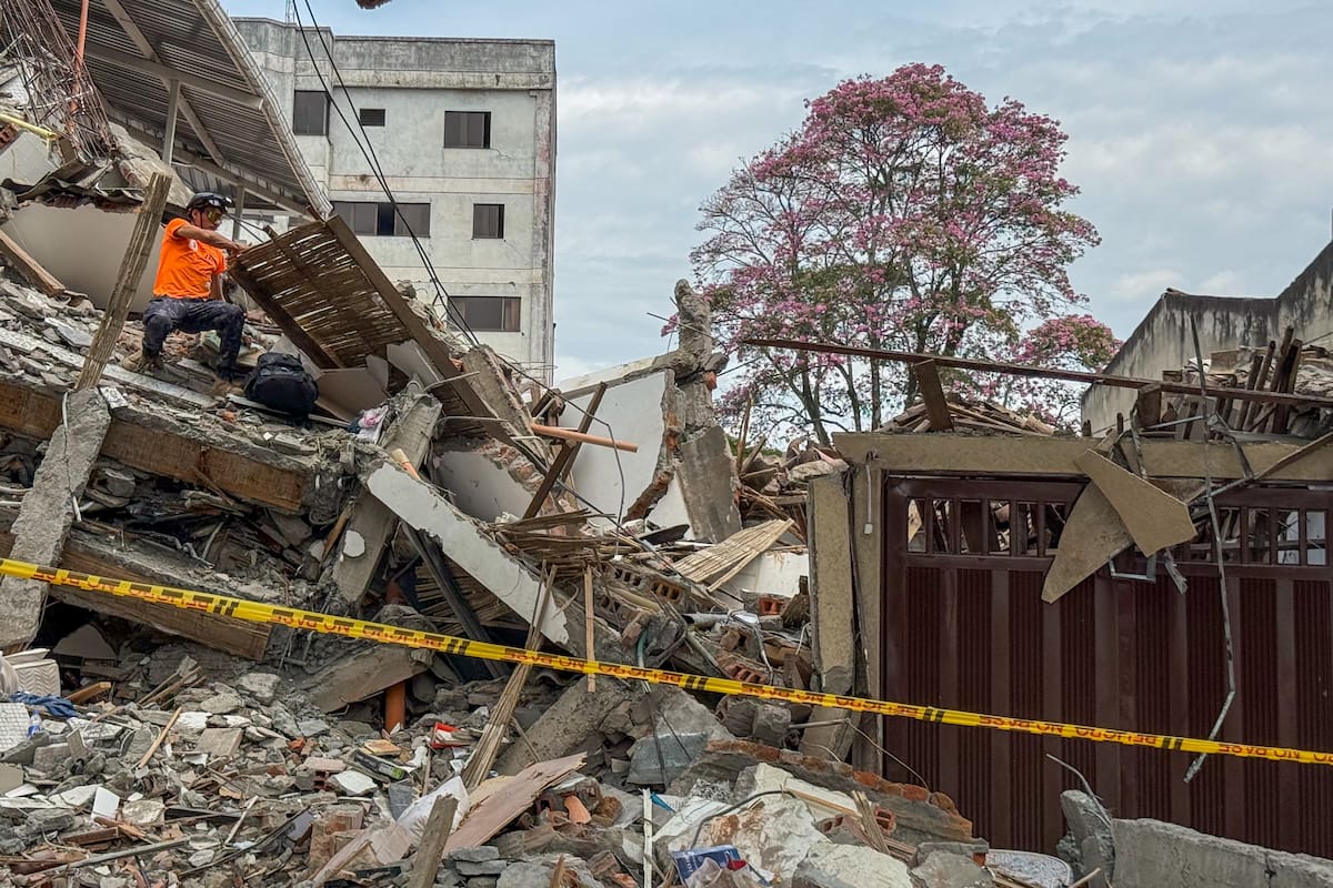 Fotografía que muestra una vivienda destruida este sábado en el barrio Cuarto de Legua, donde vivían las trillizas Saavedra. Dos de ellas murieron junto a sus padres tras el terremoto de magnitud 7,4 ocurrido el pasado lunes, en Cali (Colombia). EFE/Mario Baos