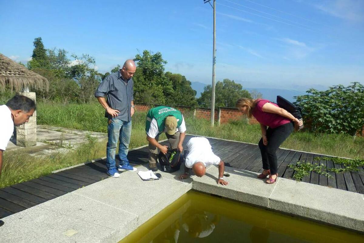 Martha Liliana Rodríguez, secretaria de Salud del municipio, se han encargado de visitar las zonas denunciadas por la comunidad como criaderos de mosquitos. (Foto: Suministrada / VANGUARDIA LIBERAL)