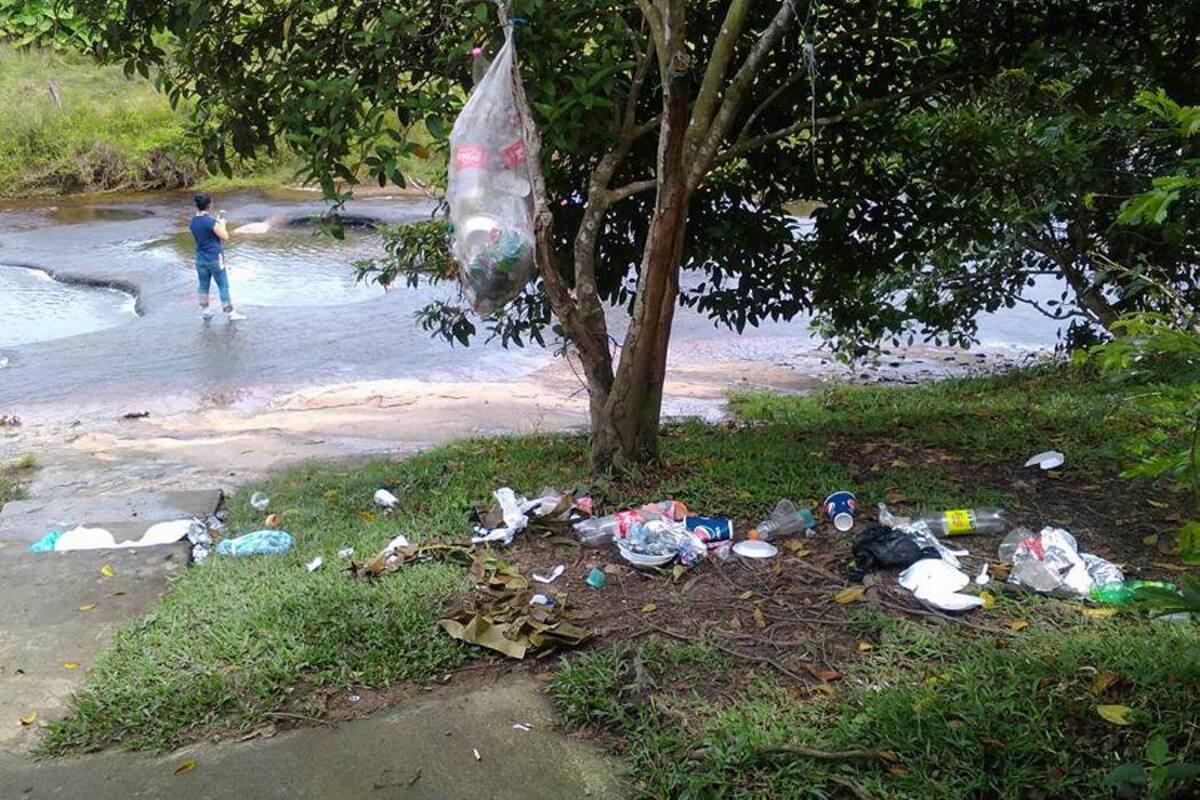 En este caótico y lamentable estado quedan Las Gachas luego de un fin de semana de ser visitado por cientos de turistas, que poco amigables con el medio ambiente, lo único que vienen es a contaminar y a acabar con el ecosistema. El llamado es para que no continúen arrojando desechos. (Foto: Suministrada/VANGUARDIA LIBERAL)