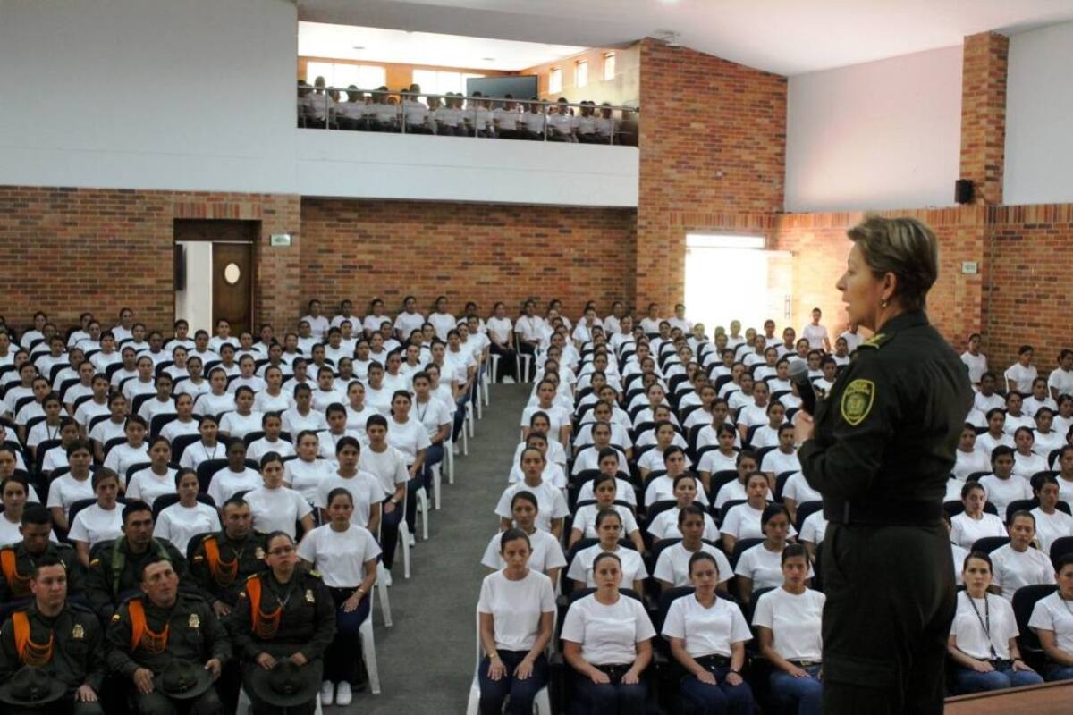 La General Luz Marina Bustos, subdirectora de la Policía Nacional, visitó a las jóvenes patrulleras que recientemente ingresaron a la Esvel. (Foto: Suministrada/VANGUARDIA LIBERAL )