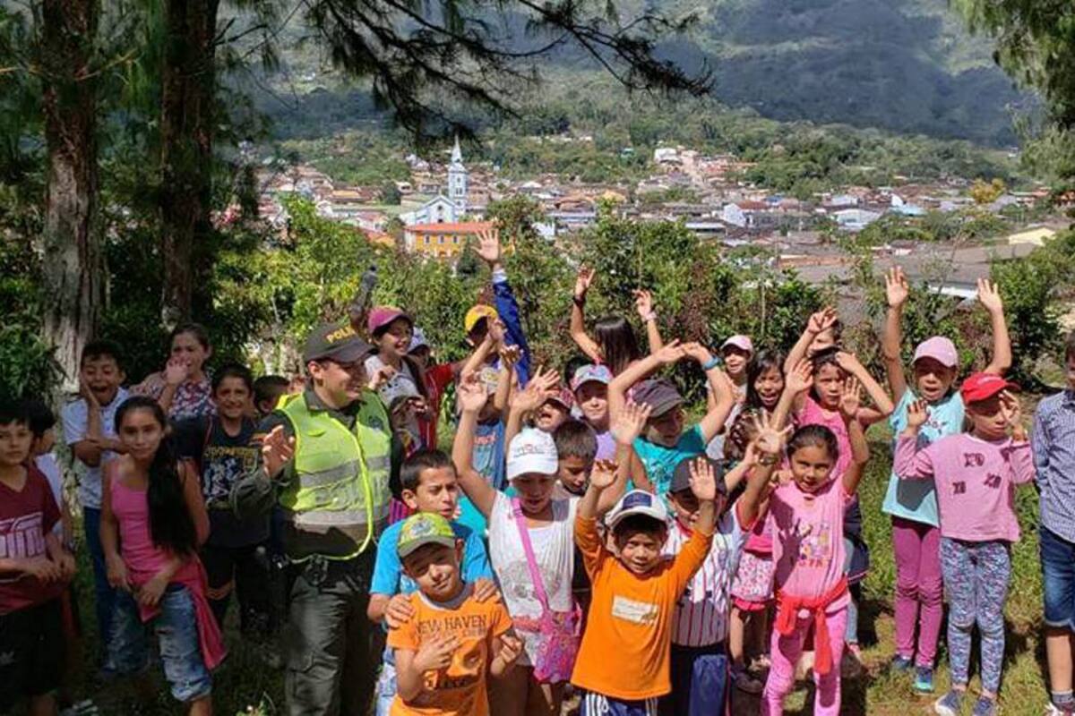 La caminata ecológica fue una de las actividades de las Vacaciones Recreativas en Contratación, con apoyo de la Policía. (Foto: Suministrada/VANGUARDIA LIBERAL)
