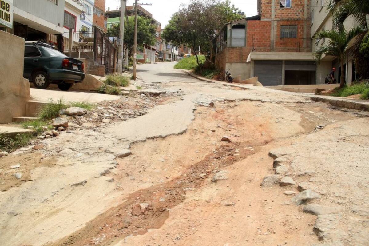 La carrera 45 con calle 143 A del barrio Portal de Santa Ana parece un campo de guerra. (Foto: Javier Gutiérrez / VANGUARDIA LIBERAL)