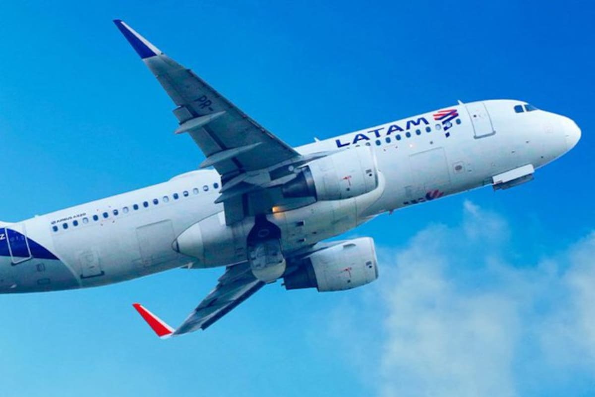 Susto en Brasil: un avión de Latam con 151 personas a bordo derrapa y se sale de la pista.