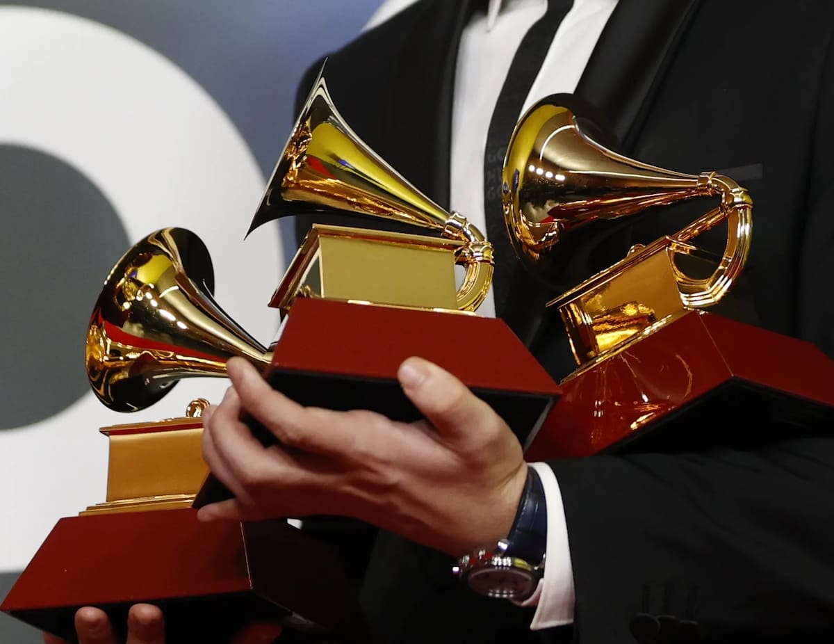 Fotografía de archivo de un artista que posa con los galardones de los Latin Grammy. Foto: EFE/Jorge Zapata