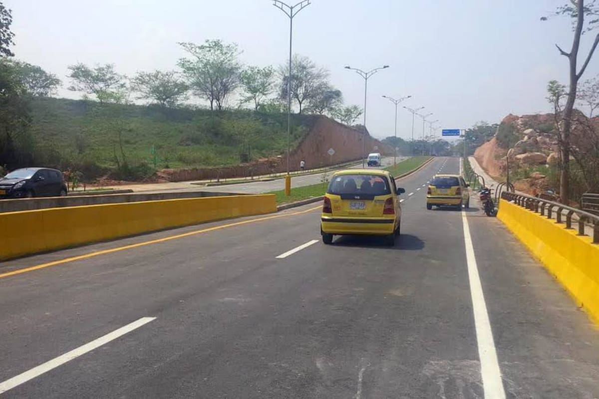 Taxistas y residentes del sector fueron los primeros en usar ayer la Transversal El Bosque, luego de que el AMB habilitó el tramo de un kilómetro que estaba en construcción. (Foto: Juan Carlos Chio / VANGUARDIA LIBERAL)