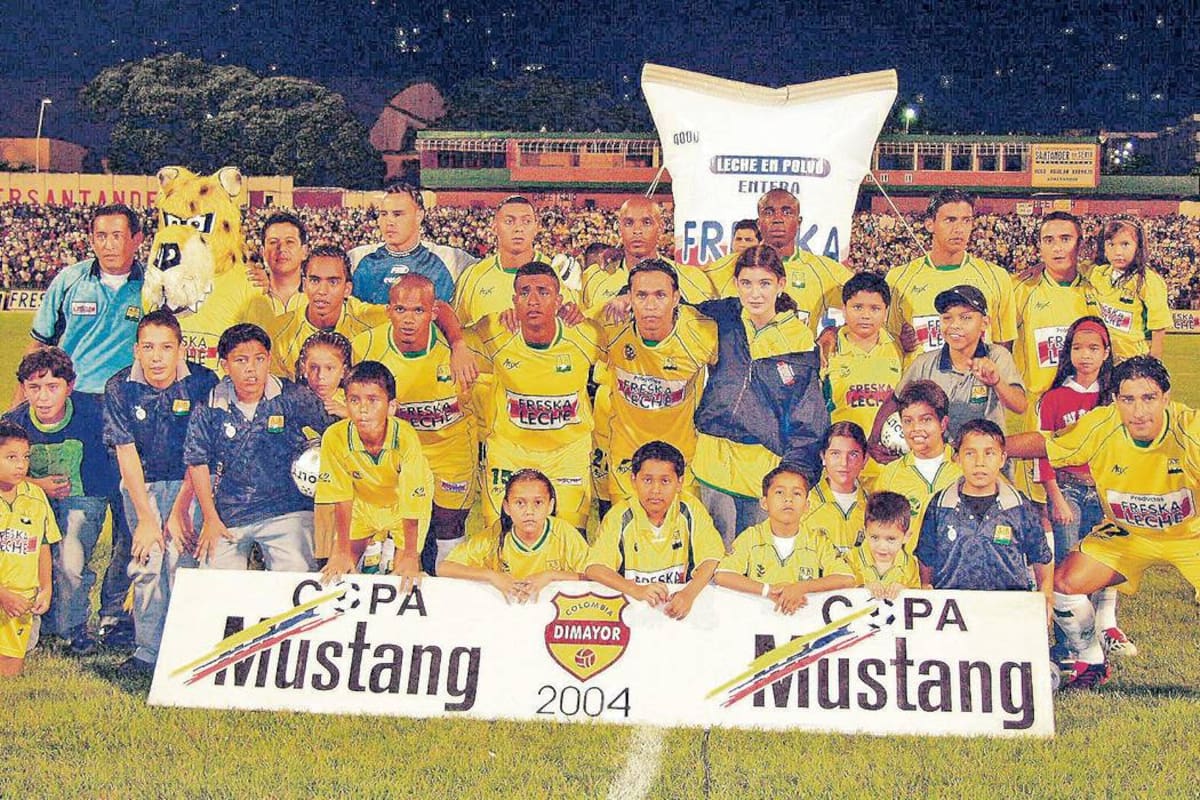 En el 2004, con un equipo de obreros, Atlético Bucaramanga clasificó a los cuadrangulares semifinales en la segunda posición, luego de sumar 34 puntos, ocho menos que el líder, América de Cali. (Foto: Archivo / VANGUARDIA LIBERAL)