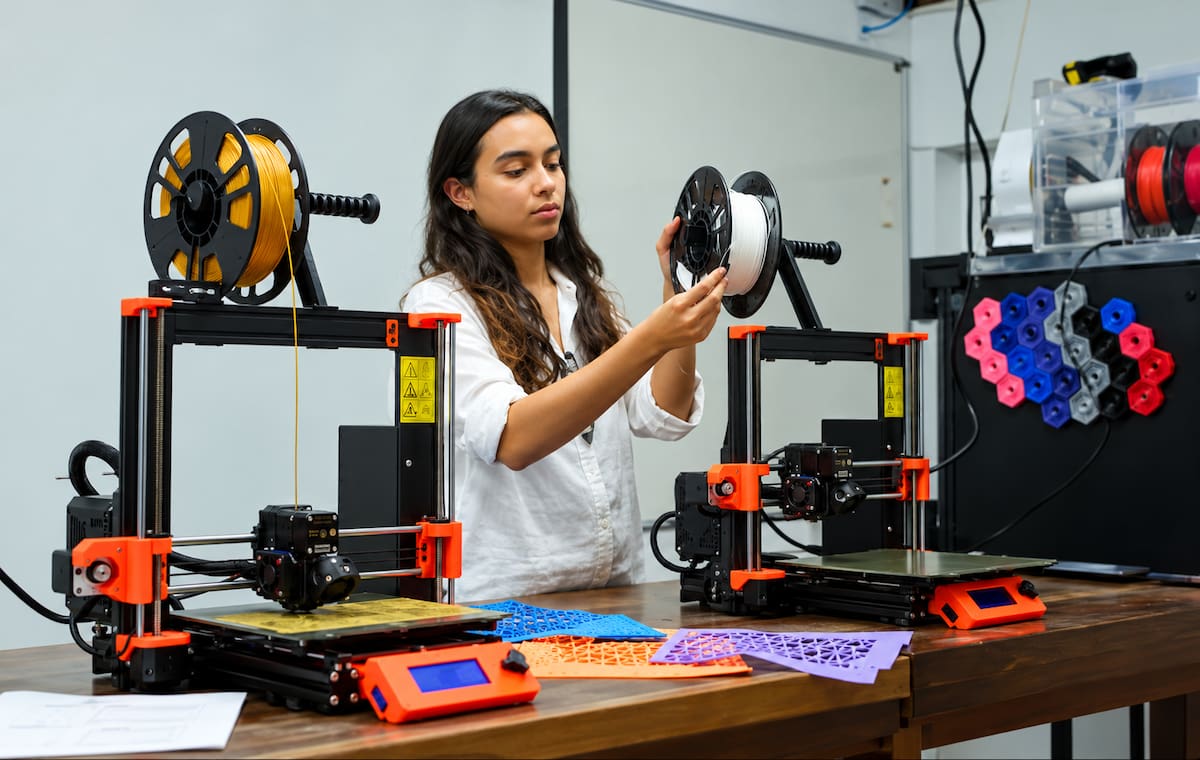 Laura Echeverri desarrolló Encaja, un sistema de prótesis personalizadas que combina escaneo digital, diseño paramétrico e impresión 3D para adaptarse a las necesidades de cada usuario.