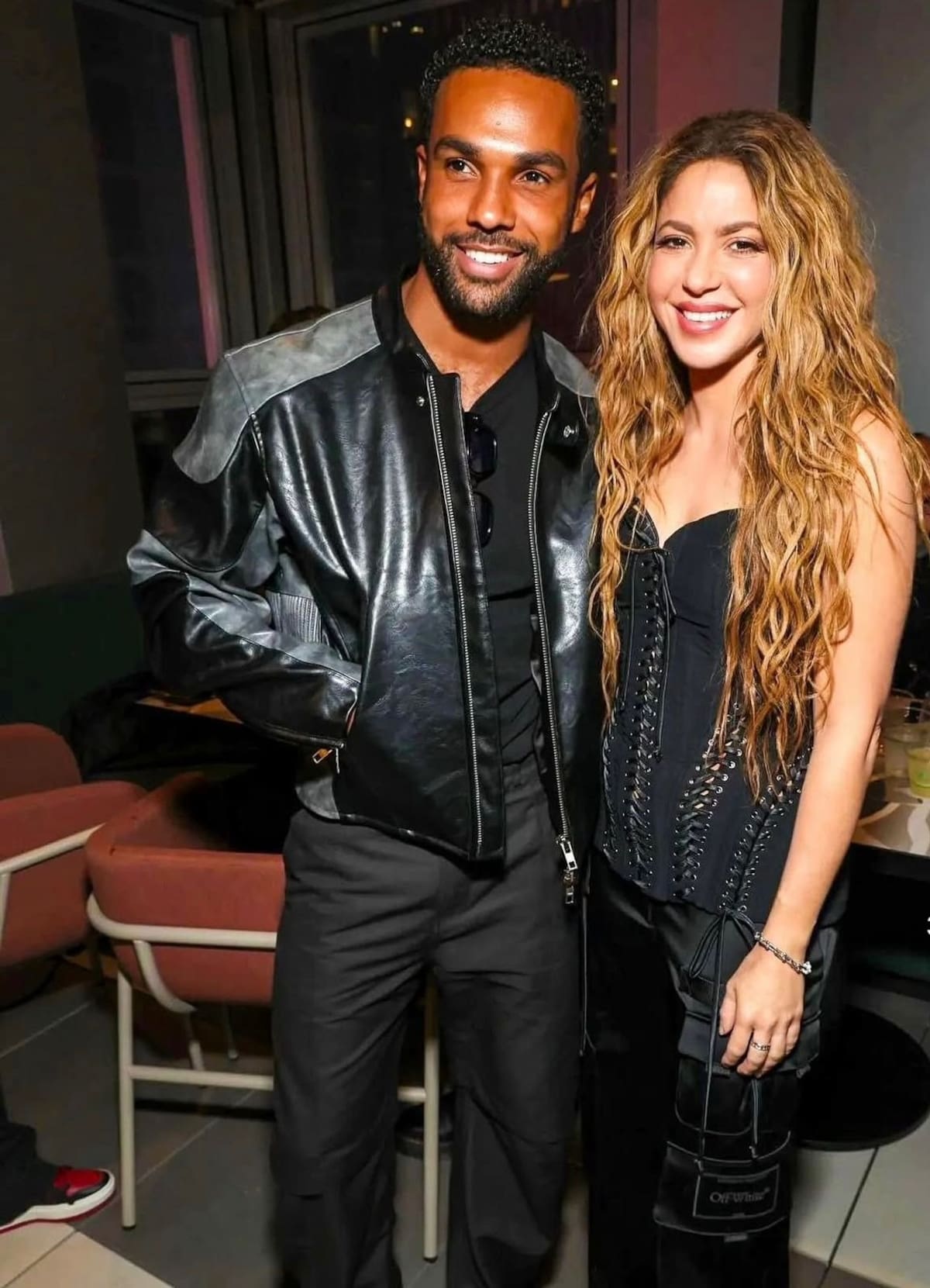Laviscount protagonizó el video musical “Puntería” junto a Shakira, proyecto que marcó el inicio de los rumores sobre su vínculo sentimental.
Foto tomada de: Pantallazo de redes