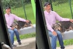 Le negaron el servicio de bus a un adulto mayor por llevar a su perro