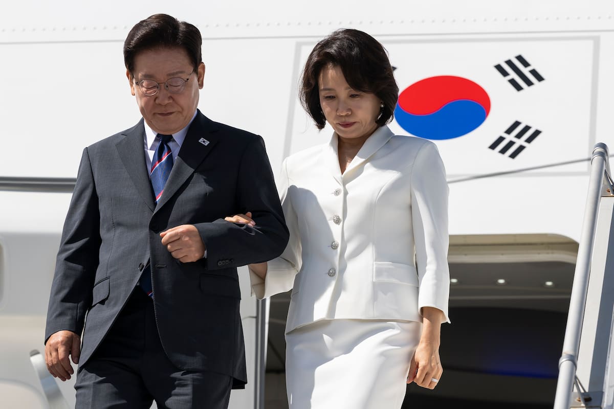 GENEVA (Switzerland), 16/06/2026.- South Korea's President Lee Jae Myung (L) and his wife, Kim Hea Kyung (R), disembark from the plane at Geneva Airport prior to the G7 summit in nearby Evian (France), in Geneva, Switzerland, 16 June 2026. The summit is scheduled to take place from 15 to 17 June in nearby Evian, France. (Francia, Corea del Sur, Suiza, Ginebra) EFE/EPA/MARTIAL TREZZINI / POOL