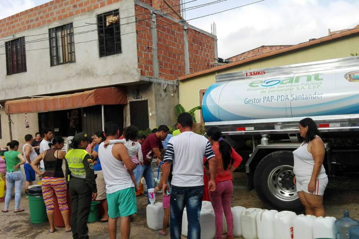 El pasado lunes festivo, la Gobernación de Santander envió tractomulas, las cuales permitieron hacer 16 viajes transportando agua a la planta de tratamiento de Lebrija para ser entregada a las redes domiciliarias. (Foto: Suministrada/VANGUARDIA LIBERAL)