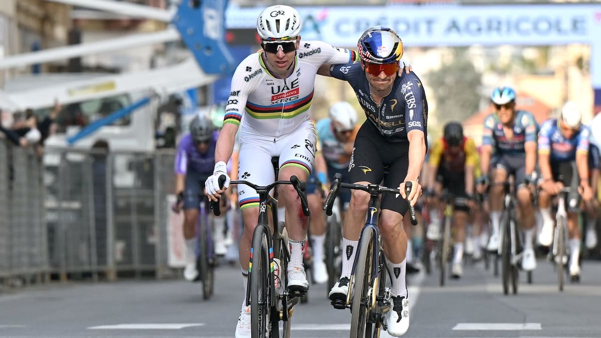 legada de Tadej Pogacar junto a Thomas Pidcock en el cierre de la Milán - San Remo 2026. Foto: UAE