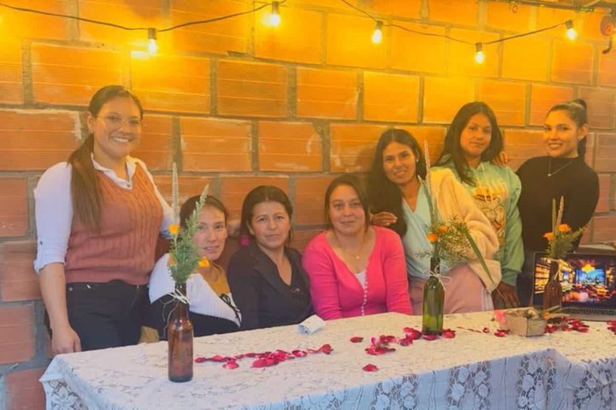 La santandereana Leidy Paola Peña encontró en el liderazgo una forma de devolver las oportunidades que recibió. Hoy trabaja para que otras mujeres puedan perder el miedo a emprender, fortalecer sus marcas y construir proyectos de vida con mayor autonomía.